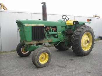 John Deere 4520 - Traktorius